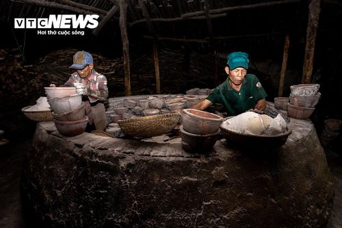 Qua ống kính chân thực của các nhiếp ảnh gia, bức tranh lao động ở làng muối Tuyết Diêm hiện lên đầy sống động, khắc họa rõ nét sự nhọc nhằn của một nghề truyền thống hơn 150 năm tuổi, đồng thời tôn vinh tinh thần bền bỉ bám nghề của những diêm dân đã dành trọn cuộc đời gắn bó với hạt muối.