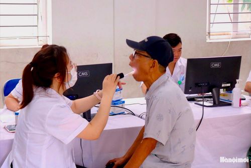 Người dân được khám răng miệng và tư vấn điều trị, phòng ngừa các bệnh lý răng hàm mặt. Ảnh: Tuệ Lâm