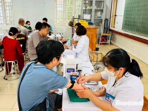 Người dân được lấy mẫu máu để thực hiện các xét nghiệm. Ảnh: Tuệ Lâm