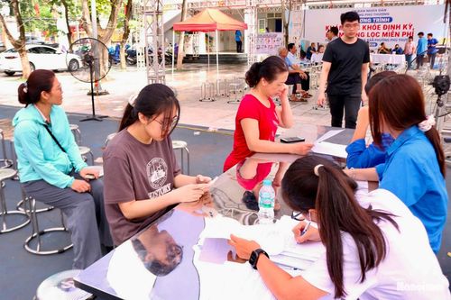 Khu vực đón tiếp, hướng dẫn người dân làm thủ tục trước khi khám sức khỏe. Ảnh: Tuệ Lâm