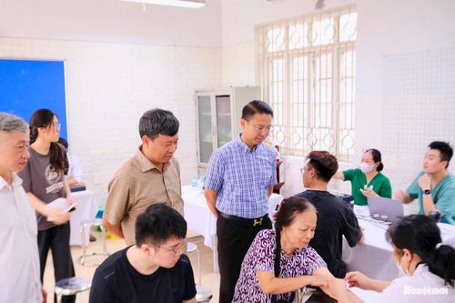 Lãnh đạo phường Phú Thượng thăm hỏi, động viên y, bác sĩ và người dân. Ảnh: Tuệ Lâm