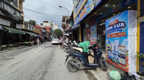 Để xe lấn lòng đường tại khu vực đường Vân Canh. Ảnh: Hậu Lộc