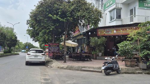 Bàn ghế, biển hiệu nhà hàng, quán ăn bày biện ra vỉa vè tại Khu đô thị HUD Vân Canh. Ảnh: Hậu Lộc