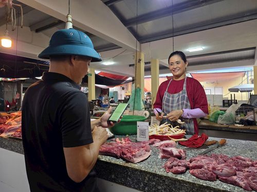 Xã Đông Anh đang hướng tới mục tiêu số hóa hoạt động kinh doanh của các hộ tiểu thương. Ảnh: Mai Khôi.