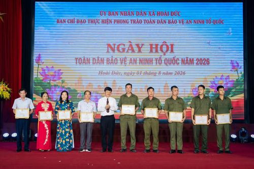 Phó Bí thư Đảng ủy, Chủ tịch UBND xã Hoài Đức trao bằng khen cho các cá nhân có thành tích. Ảnh: Hậu Lộc