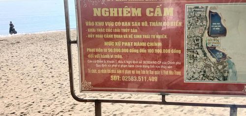 Biển báo mức xử phạt được thiết lập tại nhiều vị trí ven biển khu vực Nha Trang. Ảnh: Đ.H