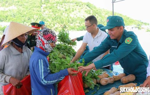 Người dân hào hứng nhận rau xanh. Ảnh: Duy Ngọc