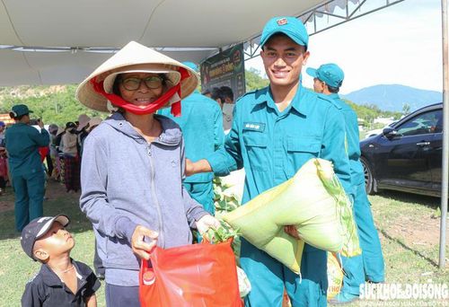 Ấm tình quân dân từ 'Gian hàng 0 đồng'. Ảnh: Duy Ngọc