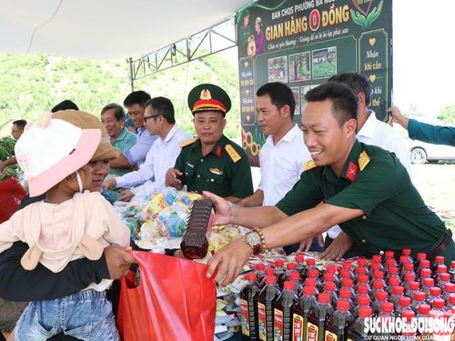 Ban CHQS phường Ba Ngòi cùng các mạnh thường quân trao quà cho bà con tại xóm Đá Voi. Ảnh: Duy Ngọc
