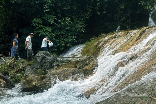 Du khách khám phá thác KHuổi Nhi. Ảnh: T.Anh