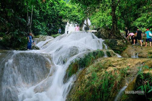 Những tầng nước đầu tiên len qua vách đá, mở ra hành trình khám phá thác giữa rừng. Ảnh: V.Cường