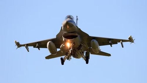 Để ứng phó, quân đội Ba Lan điều động 2 máy bay tiêm kích F-16 cất cánh từ căn cứ không quân Lask lúc 1h59. Sau đó, 2 máy bay tiêm kích MiG-29, một máy bay cảnh báo sớm Saab 340 và một máy bay tiếp dầu A330 MRTT của NATO cũng tham gia nhiệm vụ.