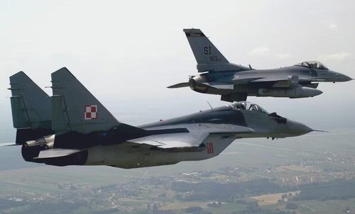 Quy định này buộc máy bay tiêm kích F-16 phải tiếp cận ở cự ly gần và sử dụng cảm biến quang điện tử, hồng ngoại hoặc quan sát bằng mắt thường để nhận dạng mục tiêu, thay vì khóa mục tiêu bằng radar rồi phóng tên lửa từ khoảng cách xa.