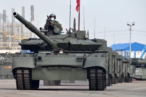 Quay ngược thời gian, vào những năm 1980, xe tăng T-80 bắt đầu được trang bị động cơ GTD-1000TF công suất 1.100 mã lực. Pháo 125 mm tiêu chuẩn cũng được cải tiến. Một phiên bản chỉ huy cũng được đưa vào phục vụ trong quân đội.