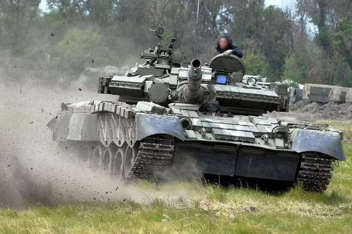 Trong hai phút đầu tiên của trận chiến, xạ thủ Alexey Neustroyev đã phá hủy cả 2 xe tăng T-72 của Ukraine, sau đó bắn vào chiếc M113 và 5 xe bọc thép hạng nặng. Lái xe kiêm thợ máy Rasim Baksikov điều khiển chiếc T-80, trong khi Alexander Levakov chỉ huy kíp lái.