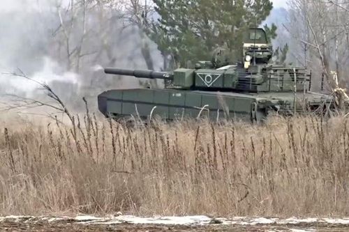 Tiếp theo là xe tăng T-80UM-1, còn được gọi là Bars. Khả năng sống sót của nó được tăng cường bằng cách lắp đặt hệ thống phòng vệ chủ động Arena.