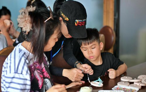 Hoạt động trải nghiệm làm nón quai thao thu hút người tham gia. 