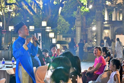 Không chỉ biểu diễn, các nghệ sĩ Nhà hát Dân ca Quan họ Bắc Ninh còn trực tiếp hướng dẫn khán giả thực hành hát Quan họ, tạo nên không gian trải nghiệm gần gũi, sôi nổi.