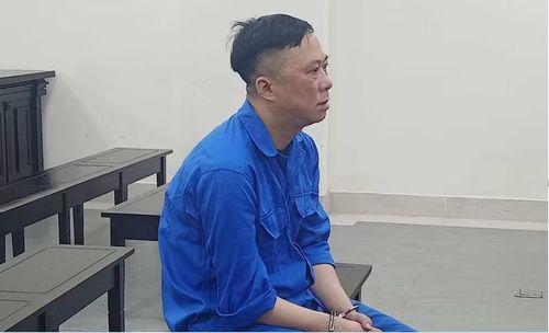Bị cáo Phùng Khắc Bảo tại TAND TP Hà Nội, tháng 4/2024. Ảnh: X.A
