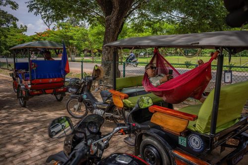  Các tài xế tuk-tuk chờ khách bên ngoài quần thể đền Angkor Wat. Ảnh: New York Times. 