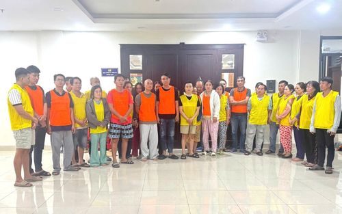 Các đối tượng trong vụ án hình sự "Tổ chức đánh bạc và đánh bạc" bằng hình thức cá độ bóng đá và mua bán số lô, số đề trên không gian mạng. Ảnh: BCA.