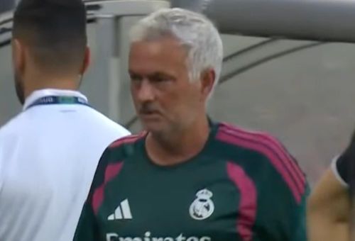 Mourinho hậm hực rời sân sau khi trận đấu kết thúc.