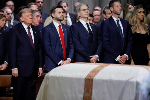 Từ trái sang phải: Tổng thống Mỹ Donald Trump, Phó Tổng thống JD Vance, Bộ trưởng Tài chính Scott Bessent, con trai Tổng thống Trump - Eric Trump và vợ là Lara Trump tham dự lễ tang Thượng nghị sĩ Mỹ Lindsey Graham tại Nhà thờ Chính tòa Quốc gia Washington ở thủ đô Washington, D.C., (Mỹ) ngày 28/7.