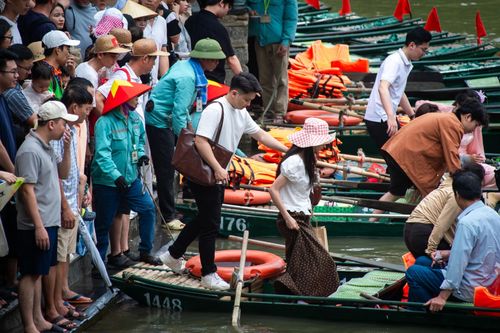 Du khách tập trung tại bến thuyền để tham quan Tràng An ngày 1/5. Ảnh: Đinh Hà.