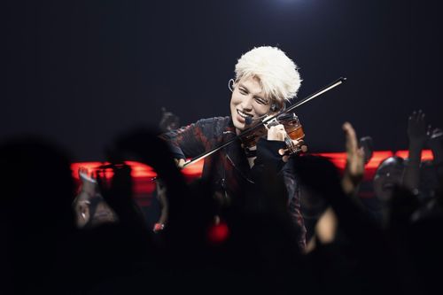 Xuất hiện trong màn solo mở màn chương trình, anh thể hiện Ừ thì kết hợp chơi đàn violin. Tiết mục của anh thu hút sự chú ý từ phía khán giả có mặt tại trường quay. Sau hai vòng công diễn, Mew Amazing vươn lên ngoạn mục, giữ vị trí thứ 4 trên bảng tổng sắp bảng điểm hỏa lực.