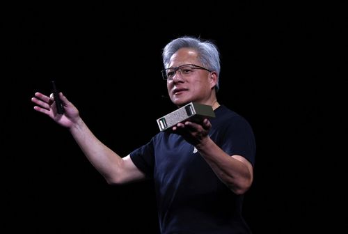 CEO Nvidia Jensen Huang cảnh báo về tình trạng thiếu thợ điện và thợ sửa ống nước tay nghề cao trong các tập đoàn. Ảnh: Reuters.