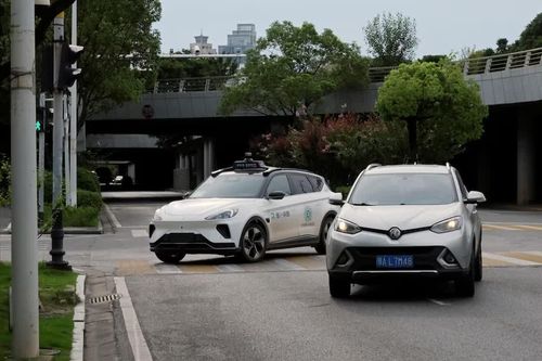  Một chiếc xe tự lái của Apollo Go nhường đường cho xe khác đang quay đầu ở Vũ Hán, Trung Quốc, vào năm 2024. Ảnh: Reuters. 