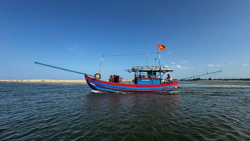 Những chiếc bóng tre vẫn theo ngư dân ra khơi, gìn giữ một nghề biển truyền thống độc đáo của Quảng Ngãi
