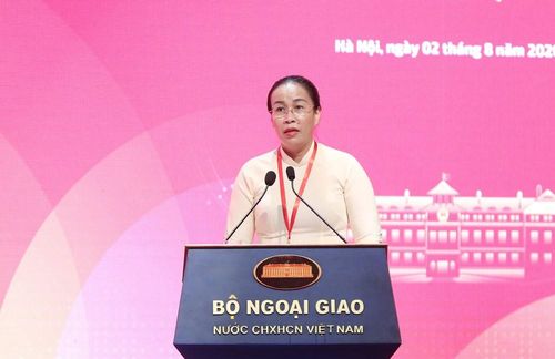 Phó Chủ tịch UBND TP. Đà Nẵng Nguyễn Thị Anh Thi trình bày tham luận về “Ứng dụng công nghệ thông tin và chuyển đổi số trong quản lý hoạt động đối ngoại cơ sở”. Ảnh: Trần Huấn