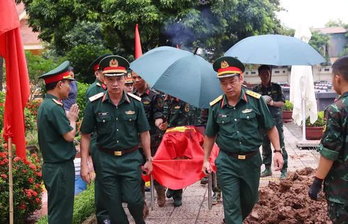 Thực hiện quy trình khai quật, đưa hài cốt liệt sĩ chưa xác định danh tính về khu vực lấy mẫu sinh phẩm tại Nghĩa trang liệt sĩ Nhổn (phường Tây Tựu). Ảnh: Văn Điệp – TTXVN