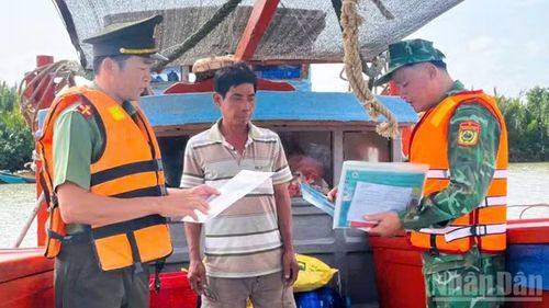 Lực lượng chức năng tỉnh Vĩnh Long phối hợp kiểm tra, kiểm soát các hoạt động khai thác thủy, hải sản của ngư dân.