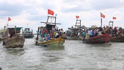 Phương tiện tàu cá khai thác thủy, hải sản ven bờ của ngư dân xã Mỹ Long, tỉnh Vĩnh Long.