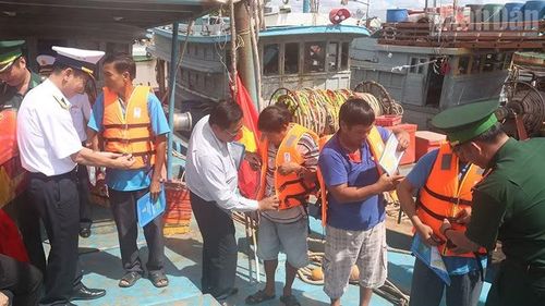 Ngư dân, thuyền viên, lao động nghề cá xã Đại An được Hải quân Vùng 2 tặng áo phao.