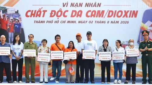 Đồng chí Nguyễn Văn Nên, nguyên Ủy viên Bộ Chính trị, nguyên Bí thư Thành ủy Thành phố Hồ Chí Minh trao quà cho nạn nhân chất độc da cam/dioxin.