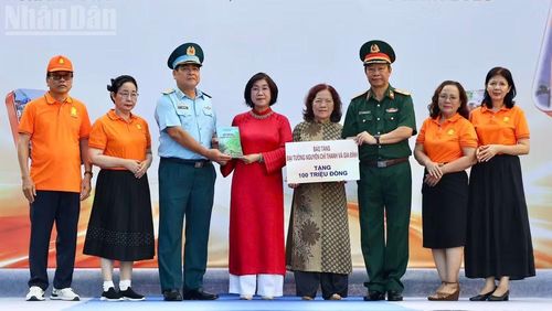 Hội Nạn nhân chất độc da cam/dioxin Thành phố Hồ Chí Minh tiếp nhận ủng hộ từ Bảo tàng Đại tướng Nguyễn Chí Thanh.