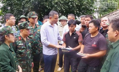 Đồng chí Nguyễn Thành Công, Phó Chủ tịch Ủy ban nhân dân tỉnh Sơn La cùng đoàn công tác Bộ Chỉ huy Quân sự tỉnh trao tiền hỗ trợ gia đình có người tử vong do mưa lũ.