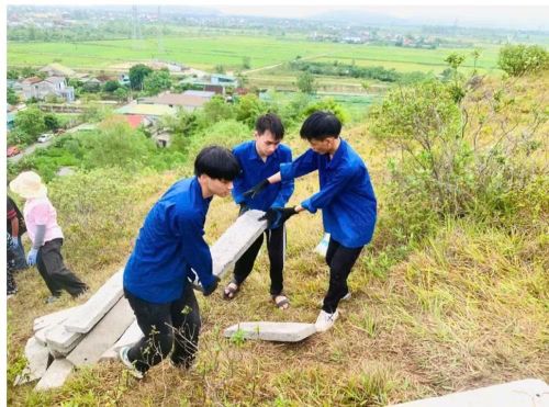 Mỗi tấm nặng hơn 20kg được đoàn viên khiêng lên núi để hoàn thành công trình.