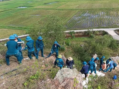 Đông đảo các lực lượng cán bộ, công chức, viên chức, giáo viên, đoàn viên thanh niên, hội viên các đoàn thể và nhân dân địa phương tham gia tôn tạo dòng chữ "Bác Hồ sống mãi" tại Núi Nhón, xã Lam Thành.