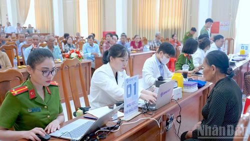 Đông đảo thân nhân liệt sĩ chưa xác định danh tính là người cao tuổi đến thu nhận mẫu ADN tại Hội trường Phòng Cảnh sát cơ động Công an tỉnh Cà Mau.