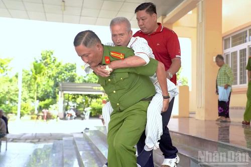 Cán bộ, chiến sĩ Công an tỉnh Cà Mau hỗ trợ thân nhân liệt sĩ chưa xác định được danh tính trong buổi thu nhận mẫu ADN.