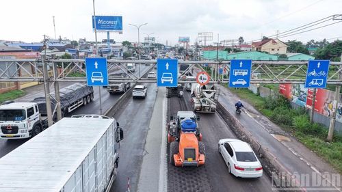 Tuyến đường vừa khai thác, vừa thi công sửa chữa với phương tiện dày đặc.