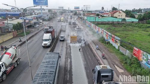 Người dân sinh sống dọc hai bên Quốc lộ 51 cũng bức bối vì những hệ lụy phát sinh tại chỗ chưa được quan tâm xử lý kịp thời.Quốc