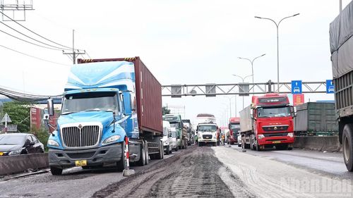 Lượng xe tải, container lưu thông dày đặc khiến tuyến đường xuống cấp nghiêm trọng và ùn tắc giao thông thường xuyên xảy ra. Nay việc sửa chữa mặt đường thu hẹp kẹt xe càng trở nên ám ảnh lái xe khi qua đây.