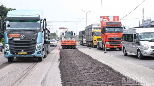 Nhiều khu vực thi công sửa chữa Quốc lộ 51 không bảo đảm an toàn theo quy định về căng dây, đặt biển cảnh báo.