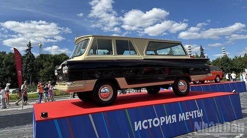 Xe buýt nhỏ START 1963 của Volga GAZ-21 được chế tạo tại Nga. Ảnh: THÙY VÂN
