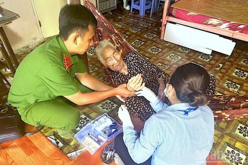 Công an xã Phan Ngọc Hiển, tỉnh Cà Mau đến tận nhà thu nhận mẫu ADN bà Tiết Thị Diệu, 99 tuổi, ngụ ấp Tân Ân, em ruột liệt sĩ Tiết Văn Hộ.